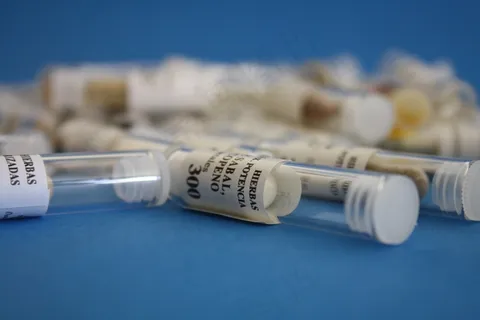 在蓝色背景上的试管