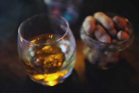 玻璃杯,杯子,蜡烛杯,玻璃烛台,酒杯,威士忌和花生