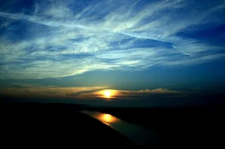 日落，太阳，水，云，反射，在晚上