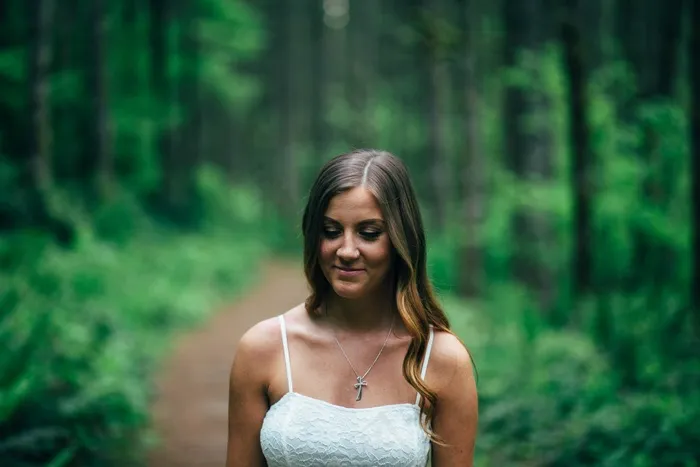 美女,婚纱写真,时装T台,松林,婚纱,在森林里的土路上行走的女人