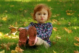 婴儿，女孩，赤褐色，秋，黄色，叶子，无罪