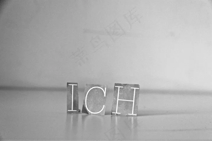 我，字母，黑白色