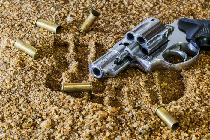 手枪,子弹壳,艾灸棒,螺丝,拉爆,左轮手枪与地面上的子弹