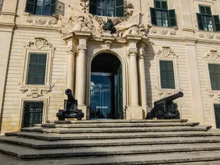 建筑,中式传统建筑,轿车,历史遗迹,居民楼,建造历史大炮