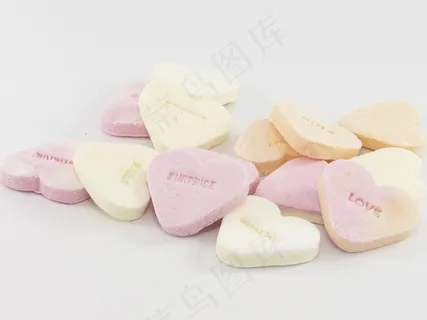 甜品,香皂,粉扑,粉饼,洁面扑,白色背景上的彩色糖果 甜品,香皂,粉扑,粉饼,洁面扑,白色背景上的彩色糖果
