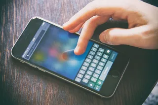 按键手机,平板手机,手机,计算器,电话,男子短信在木板上