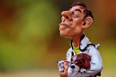 查理士王小猎犬,吉娃娃,卷发器,宠物犬,舌头,男兽医授权狗和老鼠的雕像