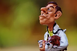 查理士王小猎犬,吉娃娃,卷发器,宠物犬,舌头,男兽医授权狗和老鼠的雕像