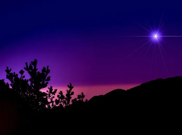月夜,天空,卷积云,极光,闪电,山和树木在晴朗的夜空下与明星的剪影