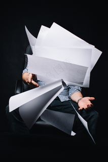 纸张,屏幕截图,画册印刷,水晶工艺品,美女,坐在前面上扔文件的人