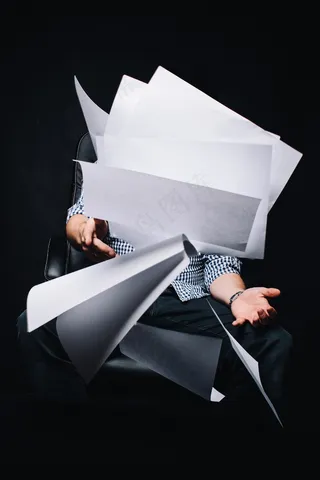 纸张,屏幕截图,画册印刷,水晶工艺品,美女,坐在前面上扔文件的人