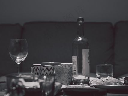 酒杯,玻璃杯,沙发,椅子,玻璃器皿,晚餐在餐厅桌上的黑白图像