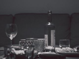 酒杯,玻璃杯,沙发,椅子,玻璃器皿,晚餐在餐厅桌上的黑白图像