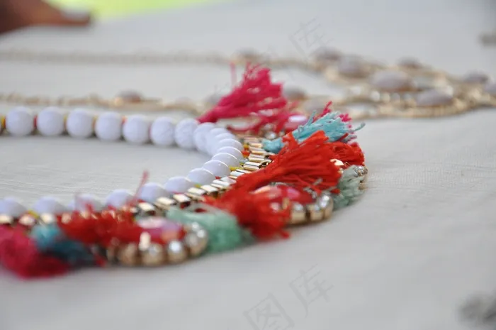 项链,手链,首饰/饰品,凤眼菩提,珊瑚盆景,桌上的项链的特写镜头