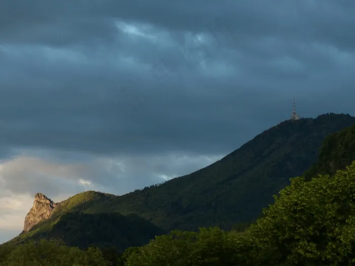 发射塔，发射天线，山