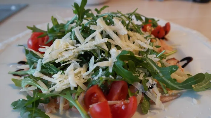 Lachscarpaccio，火箭，芝麻菜，帕尔马干酪，西红柿