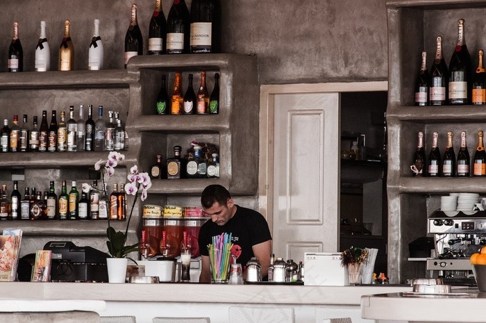 Tropicana俱乐部，饮料免费，充满乐趣和阳光，每个人都足够。