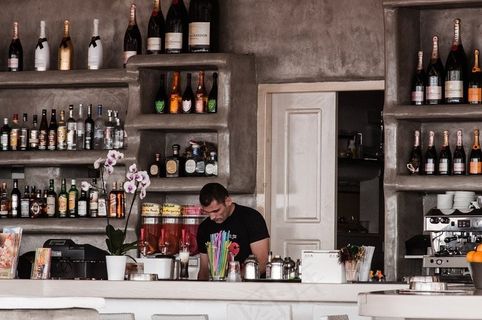 Tropicana俱乐部，饮料免费，充满乐趣和阳光，每个人都足够。