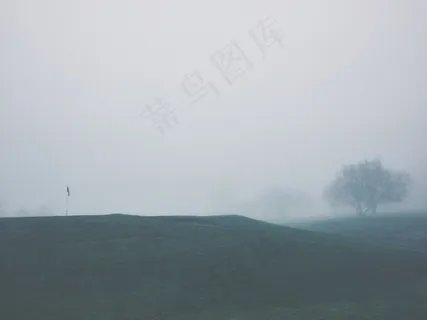 天空,树,墙,居民楼,湖泊,景观与雾中的高尔夫球场 天空,树,墙,居民楼,湖泊,景观与雾中的高尔夫球场