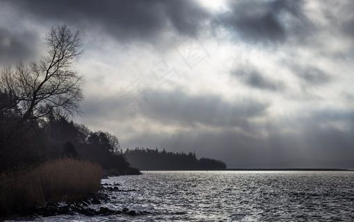 我峡湾的冬日之光