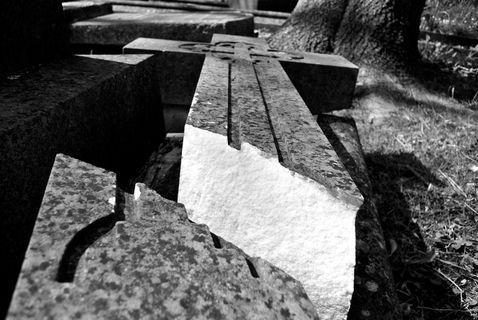 历史遗迹,卡通动漫人物,图画,钢笔画,地板砖,黑白照片的坟墓与破碎的十字架