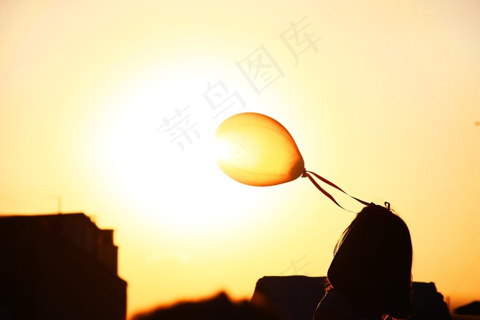 天空,太阳,月亮,霞光,山峦,十几岁的女孩与气球在日落时的剪影