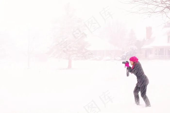 一个人的冬天,冰雪,爬雪山,雨雪天气,绘画,暴风雪和年轻的女摄影师