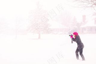 一个人的冬天,冰雪,爬雪山,雨雪天气,绘画,暴风雪和年轻的女摄影师