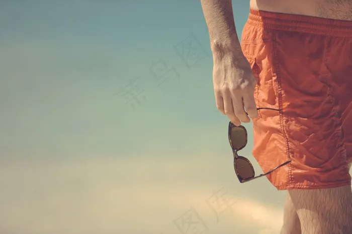 男子，海滩，红色κόκκινοΖωολογία，短裤，百慕大，太阳镜，举行