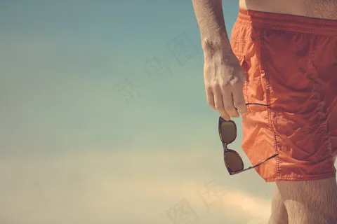 男子,海滩,红色κόκκινοΖωολογία,短裤,百慕大,太阳镜,举行 男子,海滩,红色κόκκινοΖωολογία,短裤,百慕大,太阳镜,举行