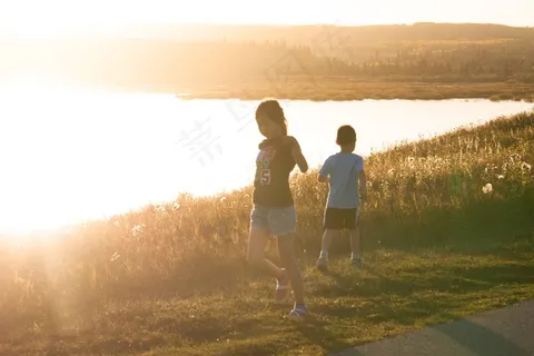 天空,麦田,沙漠,风沙,草原,日落时湖岸上的孩子