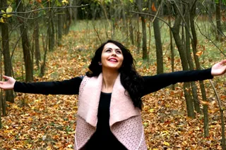 女孩，秋景，黄色，叶子，美容，快乐，微笑