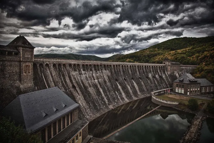 大坝，石头墙，天空，乌云密布，人类发展报告