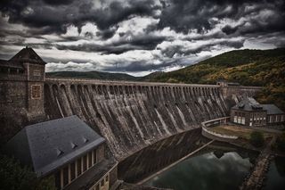 大坝，石头墙，天空，乌云密布，人类发展报告