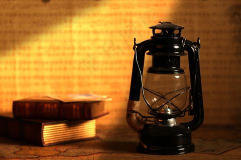 油灯,马灯,咖啡机,营地灯,电水壶,灯和桌上的书