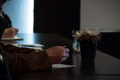 注意，做笔记，写下来，办公室，会议，手