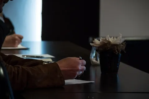 注意，做笔记，写下来，办公室，会议，手