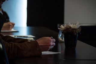 注意，做笔记，写下来，办公室，会议，手