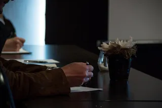 注意，做笔记，写下来，办公室，会议，手