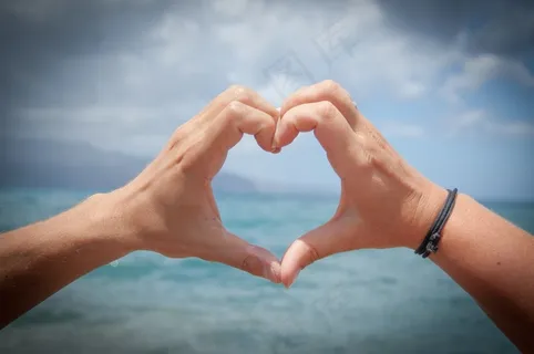 手,游泳,婴儿,跳水,眼镜,人类的手在心的形状与背景中的大海 手,游泳,婴儿,跳水,眼镜,人类的手在心的形状与背景中的大海