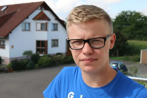 男子,男孩,眼镜,人,运动,脸,人类,意见 男子,男孩,眼镜,人,运动,脸,人类,意见