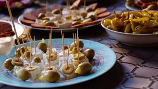 食品，菜，盘子，羊乳酪，橄榄，绿色，自助餐，意大利辣味香肠