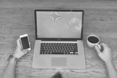 电脑,笔记本电脑,轿车,平板手机,台式电脑,黑色和白色咖啡杯杯