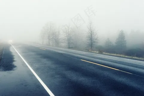 街道,高速路,公路,轿车,城市街道,路冬季雾湿滑 街道,高速路,公路,轿车,城市街道,路冬季雾湿滑