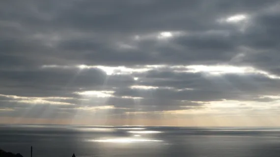 日落，天空，阴郁的天空，太阳的反射