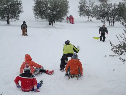 雪地里的孩子,冬天,冷 雪地里的孩子,冬天,冷