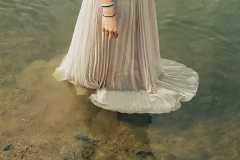 婚纱,婚纱写真,连衣裙,工艺品,羽毛球,新娘在深水中