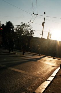 城市街道,巷道,天空,公路,电线杆,晚上在城市的阳光