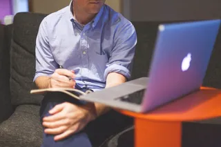 男孩,乒乓球赛,卡通动漫人物,美女,商务洽谈,男人坐在沙发上使用笔记本电脑和写在笔记本上