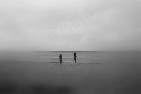 海洋,滑水,冲浪,湖泊,天空,在雾中的海滩上慢跑的妇女